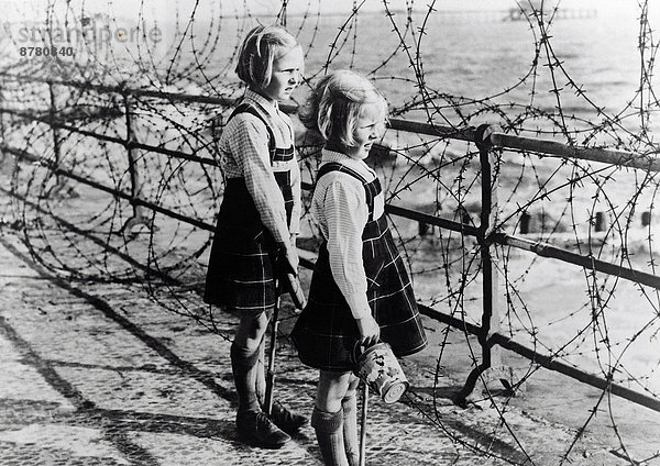 Stacheldraht  Geschichte  Zaun  Krieg  2  Mädchen  vierziger Jahre  England  Zweiter Weltkrieg  II.