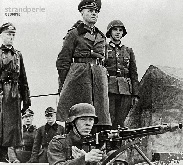 Frankreich  Europa  Inspektion  Geschichte  Soldat  Krieg  eindringen  schießen  deutsch  Militär  Normandie  Zweiter Weltkrieg  II.