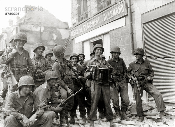 Frankreich  Europa  Teamwork  Geschichte  Soldat  Spiel  Krieg  eindringen  Akkordeon  Juni  Normandie  Zweiter Weltkrieg  II.