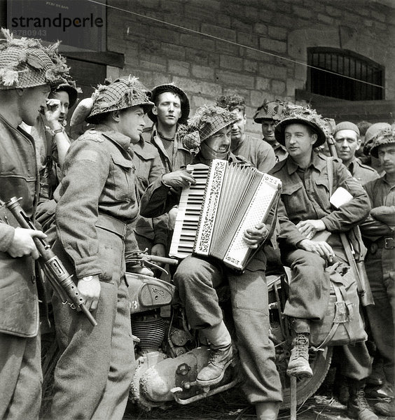 Frankreich  Europa  Teamwork  Geschichte  Soldat  Spiel  Krieg  Motorrad  Akkordeon  kanadisch  Juni  Normandie  Zweiter Weltkrieg  II.