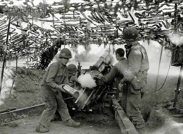 beladen  Frankreich  Europa  4  Teamwork  Geschichte  Soldat  Feuer  Krieg  amerikanisch  eindringen  Kanone  Juli  Militär  Normandie  Zweiter Weltkrieg  II.