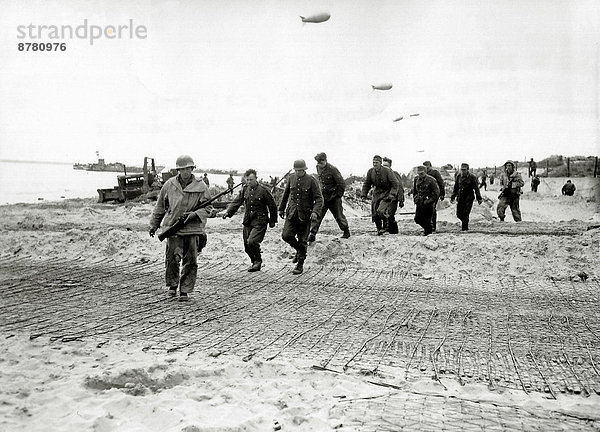 Frankreich  Europa  Strand  Teamwork  Küste  Geschichte  Soldat  Schiff  Krieg  eindringen  2  8  Bagger  deutsch  Juni  Normandie  Gefangener  Zweiter Weltkrieg  II.