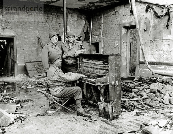Frankreich Europa Mann Wohnhaus Teamwork Geschichte Ruine Klavier Krieg eindringen Vernichtung 3 Juli Normandie Zweiter Weltkrieg II. Weltkrieg