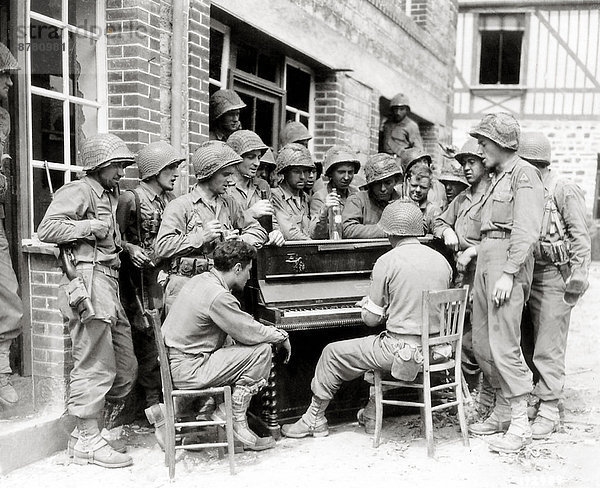 Frankreich  Europa  Geschichte  Soldat  Klavier  Gesang  Krieg  eindringen  August  Militär  Normandie  Zweiter Weltkrieg  II.