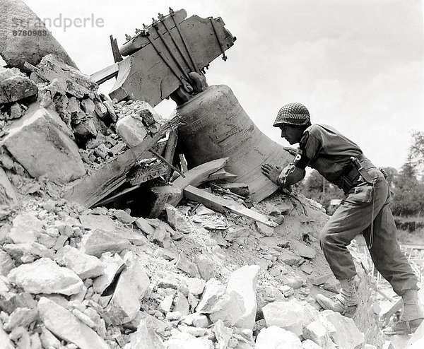 Frankreich  Europa  Teamwork  Geschichte  Soldat  Ruine  Kirche  Krieg  eindringen  Glocke  Vernichtung  Juli  Normandie  Zweiter Weltkrieg  II.