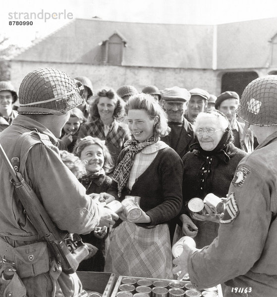Frankreich Europa Frau Lebensmittel Lebensmittelladen Geschichte Soldat Krieg amerikanisch eindringen Dose ausbreiten Fallschirmjäger verteilen Juli Normandie Zweiter Weltkrieg II. Weltkrieg