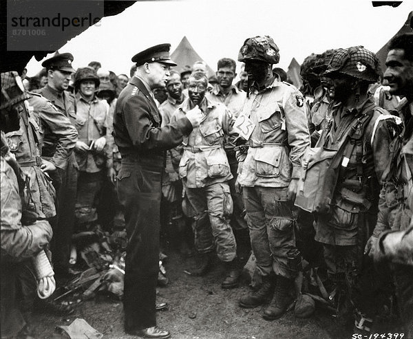 Mann  Großbritannien  Teamwork  Geschichte  Soldat  Krieg  eindringen  Flugplatz  Berkshire  Militär  Zweiter Weltkrieg  II.