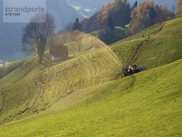 Kläranlage  Europa  planschen  Hügel  grün  Landwirtschaft  Traktor  Herbst  Bauer  Wiese  steil  matschig  düngen  stinken  Schweiz
