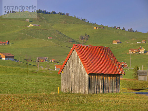 Dach  Landschaftlich schön  landschaftlich reizvoll  Berg  Landschaft  Hügel  grün  Landwirtschaft  Scheune  Herbst  rot  Wiese
