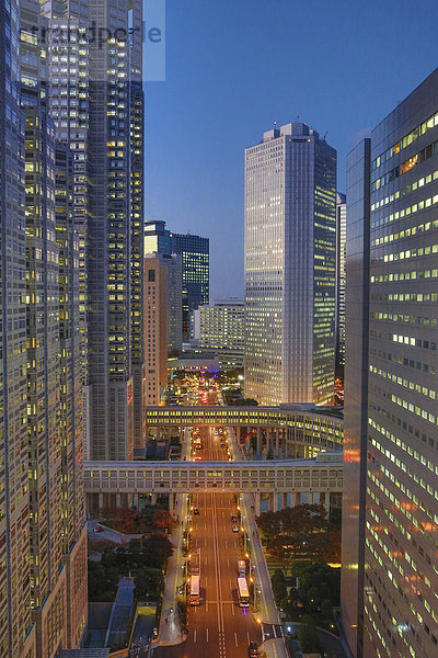 Stadtansicht  Stadtansichten  Städtisches Motiv  Städtische Motive  Straßenszene  Straßenszene  überqueren  Nacht  Gebäude  Großstadt  Hochhaus  Tokyo  Hauptstadt  06 Perspektive  Architektur  Brücke  Beleuchtung  Licht  Asien  Allee  Ortsteil  Japan  Shinjuku