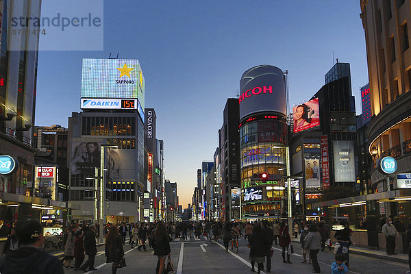 überqueren  Abend  Nacht  Reise  Großstadt  Tokyo  Hauptstadt  Architektur  bunt  Beleuchtung  Licht  kaufen  Sehenswürdigkeit  Tourismus  Fußgänger  Asien  Ortsteil  Ginza  Japan