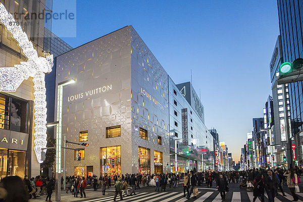 überqueren  Abend  Nacht  Reise  Großstadt  Tokyo  Hauptstadt  Architektur  bunt  Beleuchtung  Licht  kaufen  Sehenswürdigkeit  Tourismus  Fußgänger  Asien  Marke  Marken  brand  Ortsteil  Ginza  Japan
