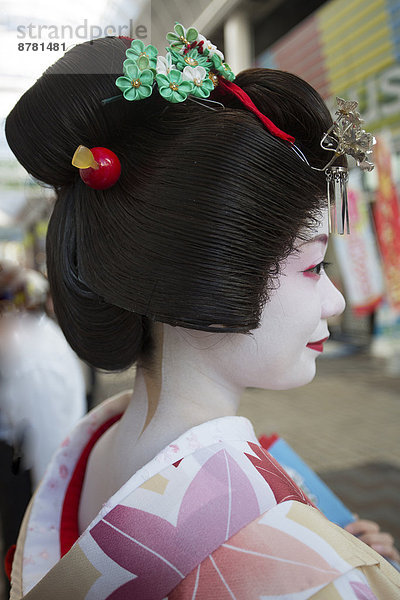 Profil  Profile  Frau  Tradition  lächeln  Großstadt  Tokyo  Hauptstadt  weiß  bunt  Schminke  Asakusa  Asien  Geisha  Japan  Perücke