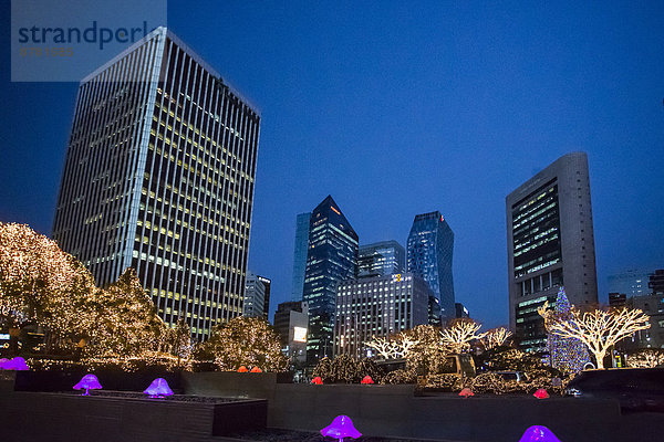 Seoul  Hauptstadt  Skyline  Skylines  Nacht  Straße  Reise  Großstadt  Architektur  bunt  Beleuchtung  Licht  Weihnachten  Tourismus  Korea  Asien  Ortsteil  Innenstadt