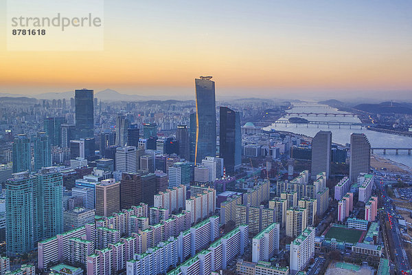 Seoul  Hauptstadt  Einkaufszentrum  Panorama  Skyline  Skylines  Finanzen  Abend  Sonnenuntergang  Reise  Großstadt  Architektur  bunt  Globalisierung  Tourismus  Korea  Fernsehantenne  Asien