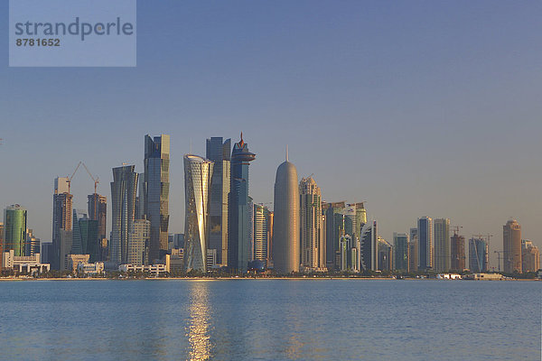 Skyline  Skylines  Wasser  Zukunft  Morgen  Ruhe  Wirtschaft  Reise  Spiegelung  Großstadt  Architektur  bunt  Tourismus  beeindruckend  Naher Osten  Bucht  Doha  neu