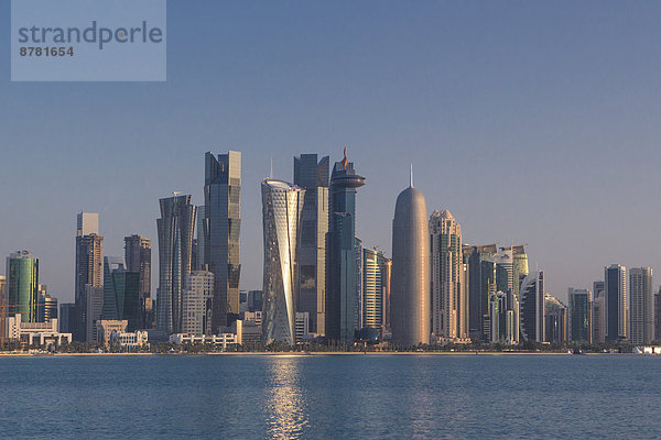 Skyline  Skylines  Wasser  Zukunft  Morgen  Ruhe  Wirtschaft  Reise  Spiegelung  Großstadt  Architektur  bunt  Tourismus  beeindruckend  Naher Osten  Bucht  Doha  neu