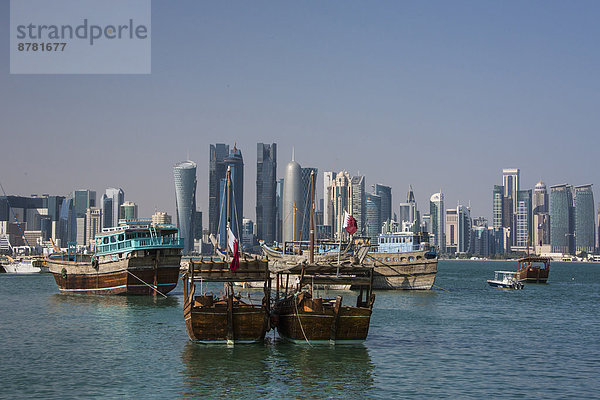 Skyline  Skylines  Wasser  Hafen  Zukunft  Tradition  Gebäude  Reise  Großstadt  Boot  Architektur  bunt  Hochhaus  Jachthafen  Tourismus  Naher Osten  Bucht  Doha