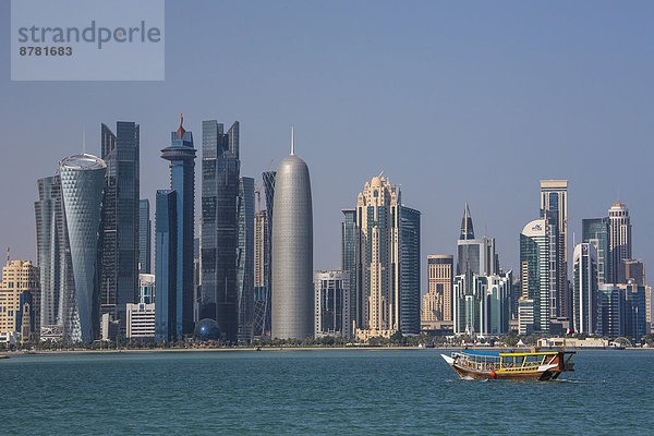 Skyline  Skylines  Wasser  Zukunft  Reise  Großstadt  Boot  Architektur  bunt  Tourismus  Naher Osten  Bucht  Doha  Westen
