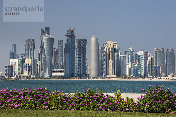 Skyline  Skylines  Wasser  Zukunft  Blume  Reise  Großstadt  Architektur  bunt  Terrasse  Tourismus  Naher Osten  Bucht  Doha  Westen