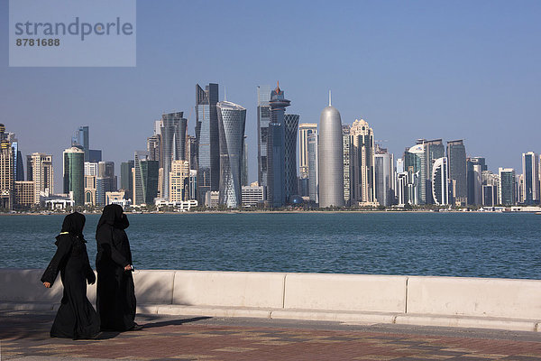 Skyline  Skylines  Wasser  Frau  Zukunft  Reise  Großstadt  Architektur  bunt  Hochhaus  Tourismus  Naher Osten  Bucht  Doha  Westen  World Trade Center