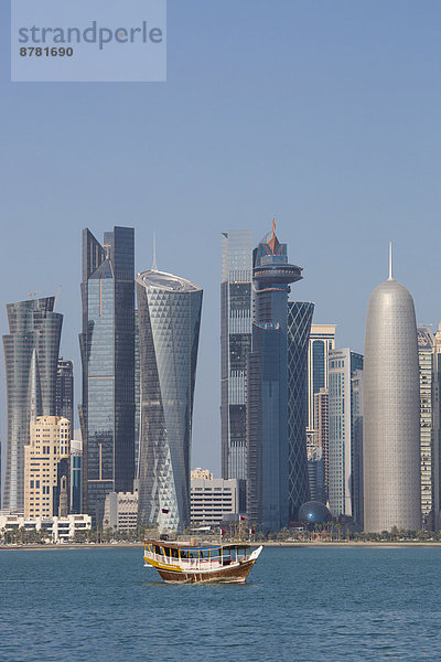 Skyline  Skylines  Wasser  Zukunft  Reise  Großstadt  Boot  Architektur  bunt  Hochhaus  Tourismus  Naher Osten  Bucht  Doha  Westen  World Trade Center