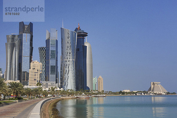 Skyline  Skylines  Wasser  Zukunft  Reise  Großstadt  Architektur  bunt  Hochhaus  Tourismus  Naher Osten  Bucht  Doha  Westen  World Trade Center