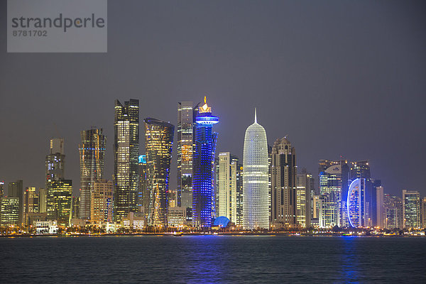 Einkaufszentrum  Skyline  Skylines  Zukunft  Nacht  Handel  Gebäude  Erde  Reise  Großstadt  Architektur  Turm  bunt  Beleuchtung  Licht  Tourismus  Naher Osten  Doha