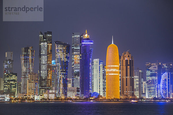 Einkaufszentrum  Skyline  Skylines  Zukunft  Sonnenuntergang  Nacht  Handel  Gebäude  Reise  Großstadt  Architektur  Turm  bunt  Beleuchtung  Licht  Tourismus  Naher Osten  Doha  World Trade Center
