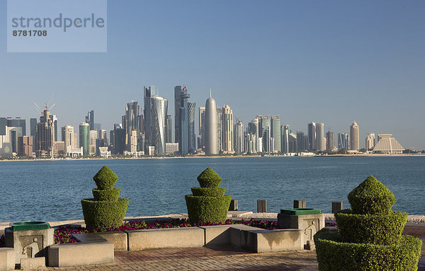 Skyline  Skylines  Wasser  Zukunft  Reise  Großstadt  Architektur  bunt  Hochhaus  Terrasse  Tourismus  Naher Osten  Bucht  Doha  Westen  World Trade Center