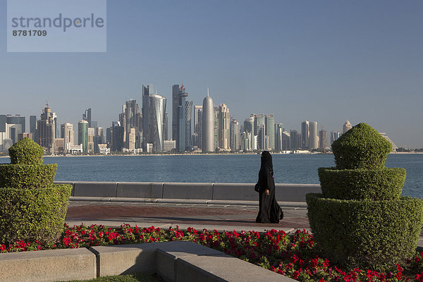 Skyline  Skylines  Wasser  Frau  Zukunft  Reise  Großstadt  Architektur  bunt  Hochhaus  Terrasse  Tourismus  Naher Osten  Bucht  Doha  Westen  World Trade Center