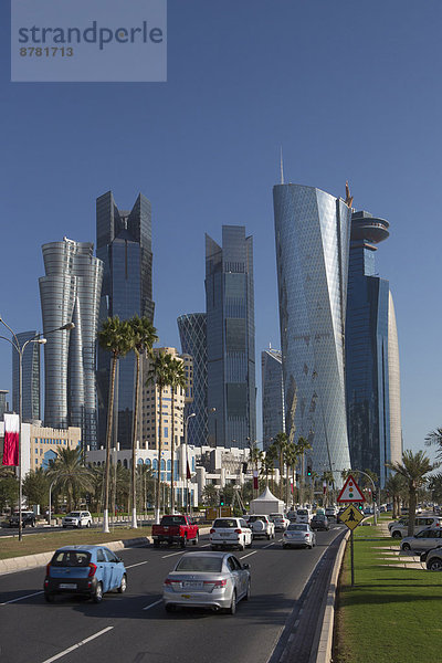 Skyline  Skylines  Zukunft  Auto  Reise  Großstadt  Fernverkehrsstraße  Architektur  bunt  Hochhaus  Tourismus  Naher Osten  Doha  Straßenverkehr  World Trade Center