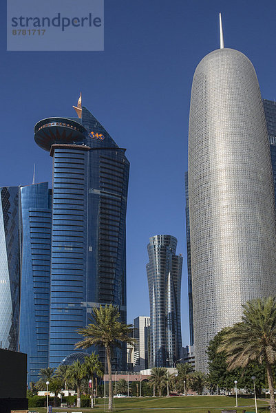 Skyline  Skylines  Palme  Zukunft  grün  Reise  Großstadt  Architektur  bunt  Hochhaus  Tourismus  Naher Osten  Bucht  Doha  World Trade Center