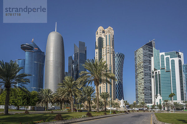 Skyline  Skylines  Palme  Zukunft  grün  Reise  Großstadt  Architektur  bunt  Hochhaus  Tourismus  Naher Osten  Bucht  Doha  World Trade Center