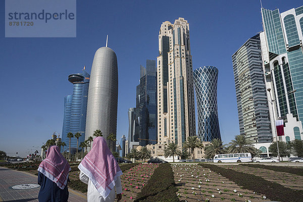 Skyline  Skylines  Mann  Zukunft  grün  Reise  Großstadt  Architektur  bunt  Kopftuch  Hochhaus  Tourismus  Naher Osten  Bucht  Doha  World Trade Center