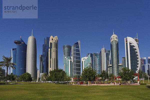 Skyline  Skylines  Zukunft  grün  Reise  Großstadt  Architektur  bunt  Hochhaus  Tourismus  Naher Osten  Bucht  Doha  World Trade Center