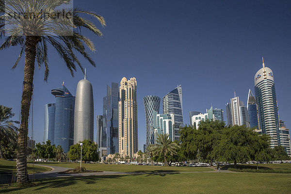 Skyline  Skylines  Zukunft  grün  Reise  Großstadt  Architektur  bunt  Hochhaus  Tourismus  Naher Osten  Bucht  Doha  World Trade Center