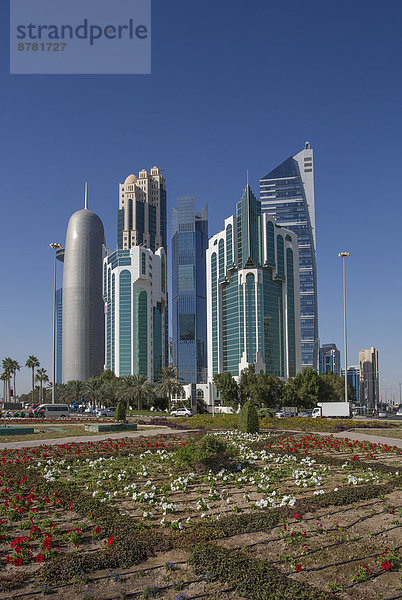 Skyline  Skylines  Wasser  Zukunft  Blume  grün  Reise  Großstadt  Architektur  bunt  Hochhaus  Tourismus  Naher Osten  Bucht  Doha  World Trade Center