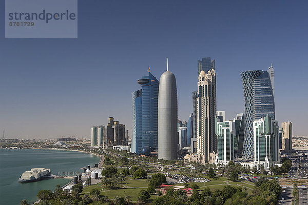 Panorama  Städtisches Motiv  Städtische Motive  Straßenszene  Straßenszene  Skyline  Skylines  Zukunft  grün  Reise  Großstadt  Architektur  bunt  Hochhaus  Tourismus  Naher Osten  Bucht  Doha  World Trade Center