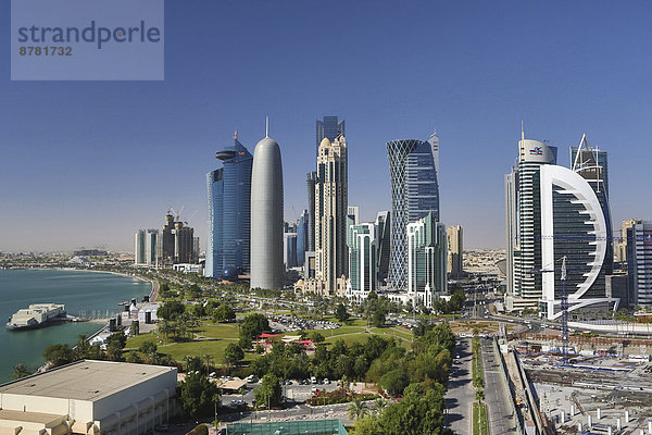 Panorama  Städtisches Motiv  Städtische Motive  Straßenszene  Straßenszene  Skyline  Skylines  Zukunft  grün  Reise  Großstadt  Architektur  bunt  Hochhaus  Tourismus  Naher Osten  Bucht  Doha  World Trade Center