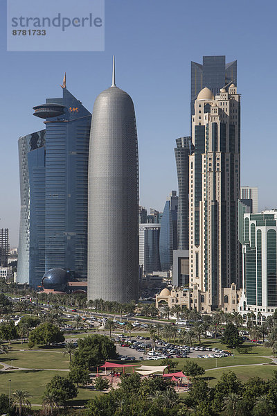 Panorama  Skyline  Skylines  Zukunft  grün  Reise  Großstadt  Architektur  bunt  Hochhaus  Tourismus  Naher Osten  Bucht  Doha  World Trade Center