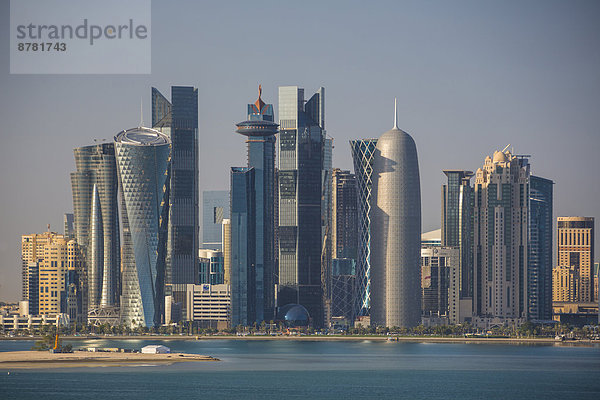Städtisches Motiv  Städtische Motive  Straßenszene  Straßenszene  Skyline  Skylines  Wasser  Zukunft  Reise  Großstadt  Architektur  bunt  Hochhaus  Tourismus  Naher Osten  Bucht  Doha  World Trade Center