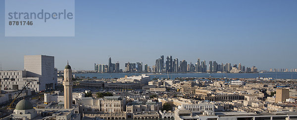 Panorama  Städtisches Motiv  Städtische Motive  Straßenszene  Straßenszene  Skyline  Skylines  Zukunft  Kontrast  Reise  Stadt  Großstadt  Architektur  bunt  Hochhaus  Tourismus  Naher Osten  Bucht  Doha  Minarett  alt