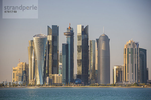 Städtisches Motiv  Städtische Motive  Straßenszene  Straßenszene  Skyline  Skylines  Wasser  Zukunft  Reise  Großstadt  Architektur  bunt  Hochhaus  Tourismus  Naher Osten  Bucht  Doha  World Trade Center
