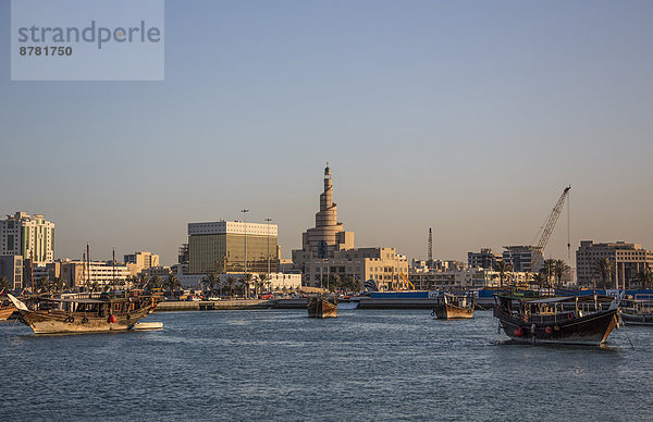 Einkaufszentrum  Hafen  Symbol  Reise  Großstadt  Boot  Architektur  Turm  Jachthafen  Islam  Tourismus  Naher Osten  Doha  Minarett  Moschee  alt