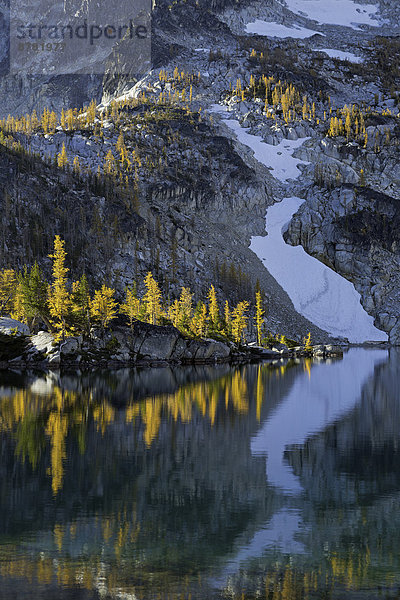 Vereinigte Staaten von Amerika  USA  Anschnitt  Sonnenaufgang  Berg  See  Landschaftlich schön  landschaftlich reizvoll  Magie