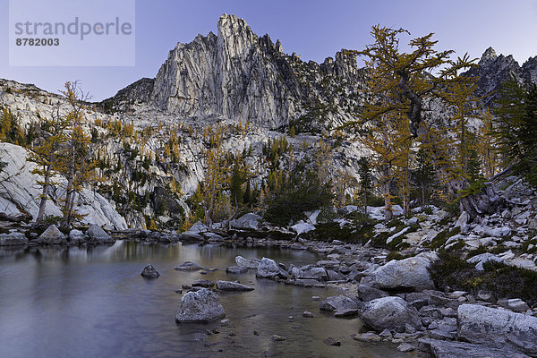 Vereinigte Staaten von Amerika  USA  Anschnitt  Sonnenaufgang  Spiegelung  Berg  See  Landschaftlich schön  landschaftlich reizvoll  camping  Magie  unterhalb