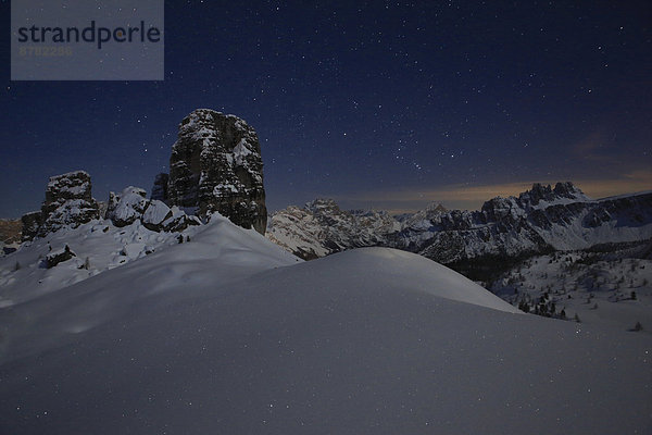Felsbrocken  Panorama  sternförmig  Trentino Südtirol  Europa  Schneedecke  Berg  Winter  Berggipfel  Gipfel  Spitze  Spitzen  Nacht  Himmel  Steilküste  Schnee  Alpen  blau  Ansicht  Dolomiten  Sternenhimmel  Italien  Bergmassiv  Stimmung