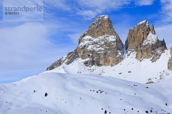 Felsbrocken  Panorama  Trentino Südtirol  Europa  Schneedecke  Berg  Winter  Berggipfel  Gipfel  Spitze  Spitzen  Himmel  Steilküste  Schnee  Alpen  blau  Ansicht  Sonnenlicht  Dolomiten  Italien  Bergmassiv