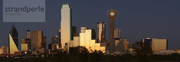 Vereinigte Staaten von Amerika  USA  Panorama  Skyline  Skylines  Amerika  Glut  Gebäude  niemand  Großstadt  Querformat  Nordamerika  Dallas  Abenddämmerung  Texas